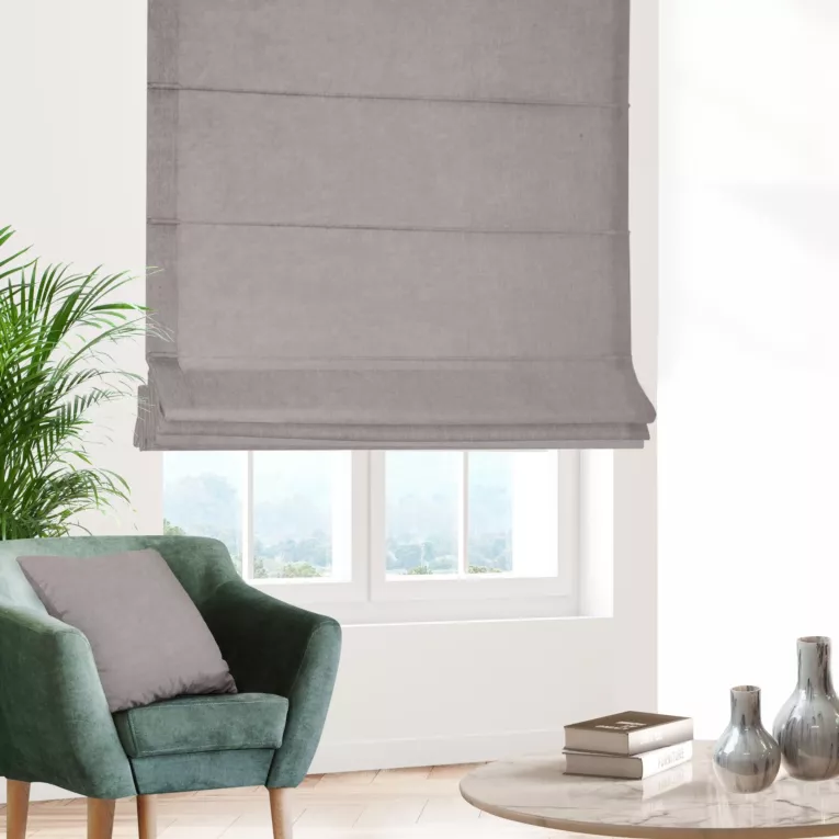 Roleta rzymska jasnosrebrna z miękkiej tkaniny szenilowej typu dimout o naturalnym splocie