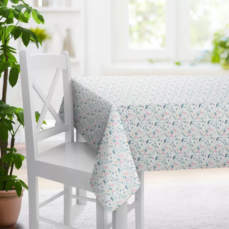 Obrus szyty jasnokremowo turkusowy z tkaniny o naturalnym splocie z nadrukowanym kwiatowym wzorem