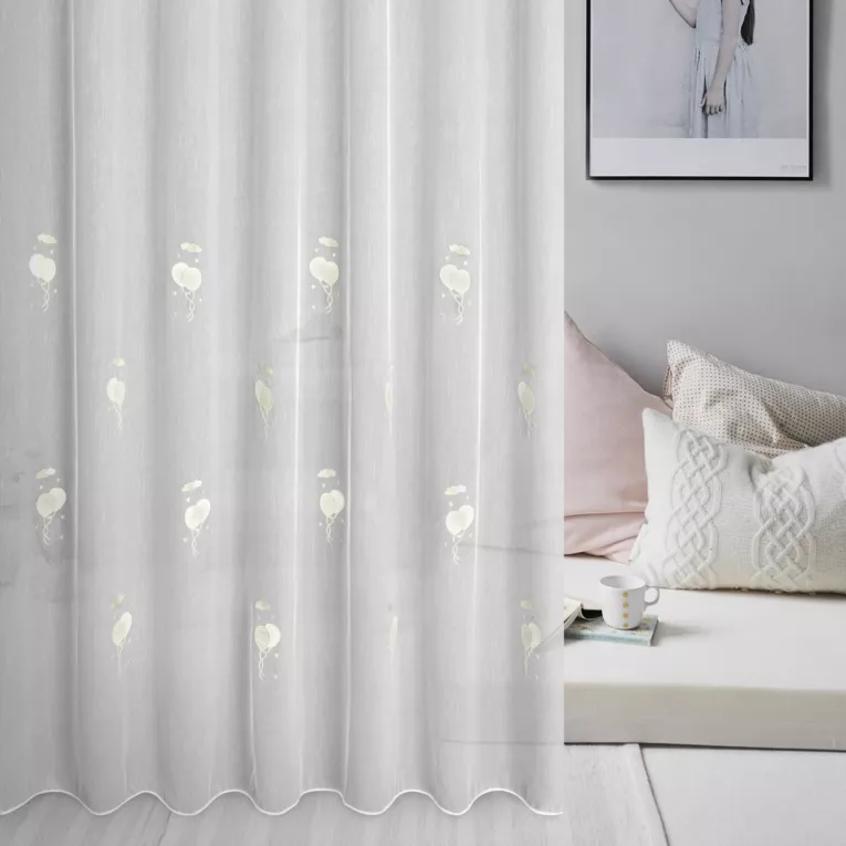Tkanina firanowa, matowa z delikatnym efektem deszczyku,  zdobiona dziecięcą aplikacją z balonikami