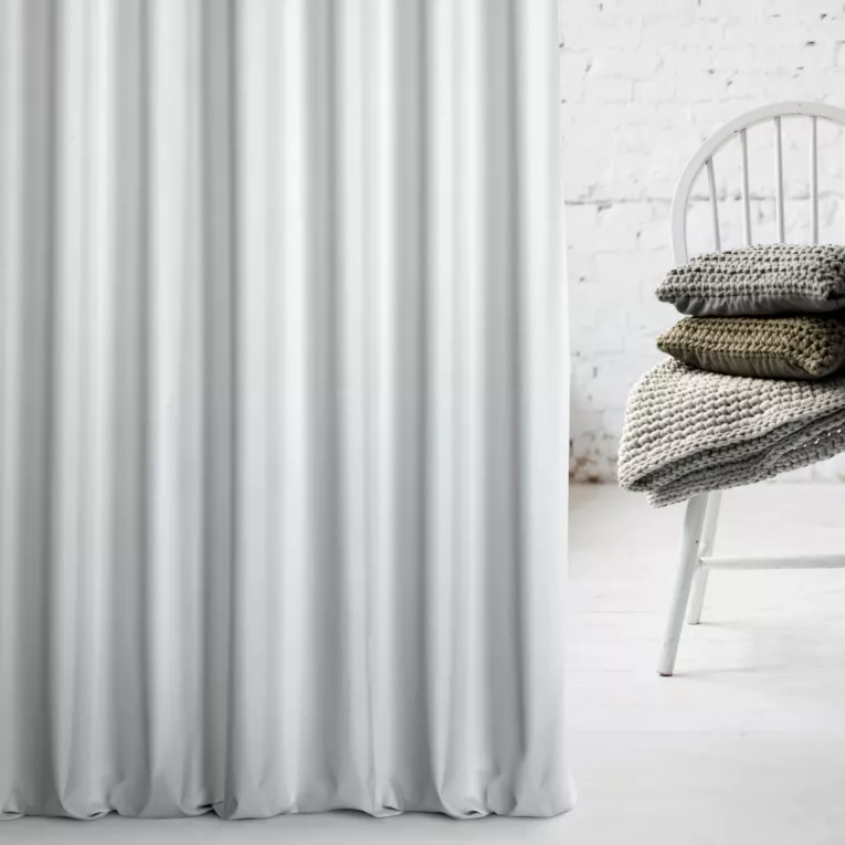 Zasłona szyta na taśmie 5 cm naturalna z gładkiej tkaniny typu Blackout zaciemniającej 100%