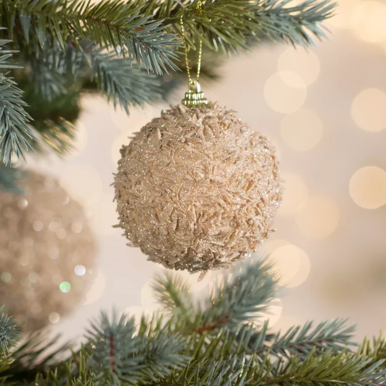 Bombka choinkowa zdobiona lśniącymi wiórkami