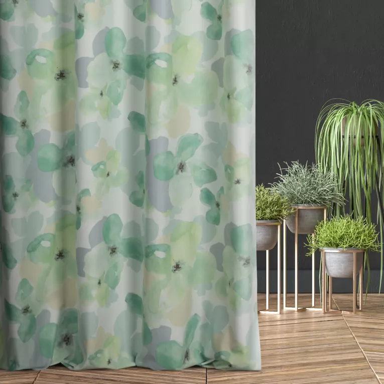 Zasłona szyta na taśmie 5 cm kremowo zielona z miękkiej tkaniny o lekkim splocie, pokryta modnym, botanicznym nadrukiem