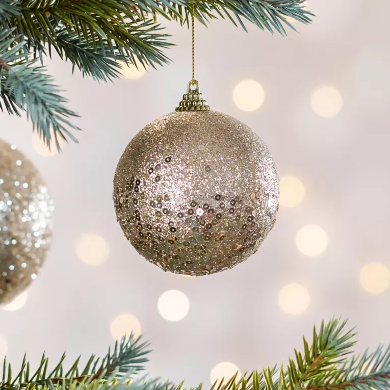 Bombka choinkowa zdobiona drobnymi cekinami