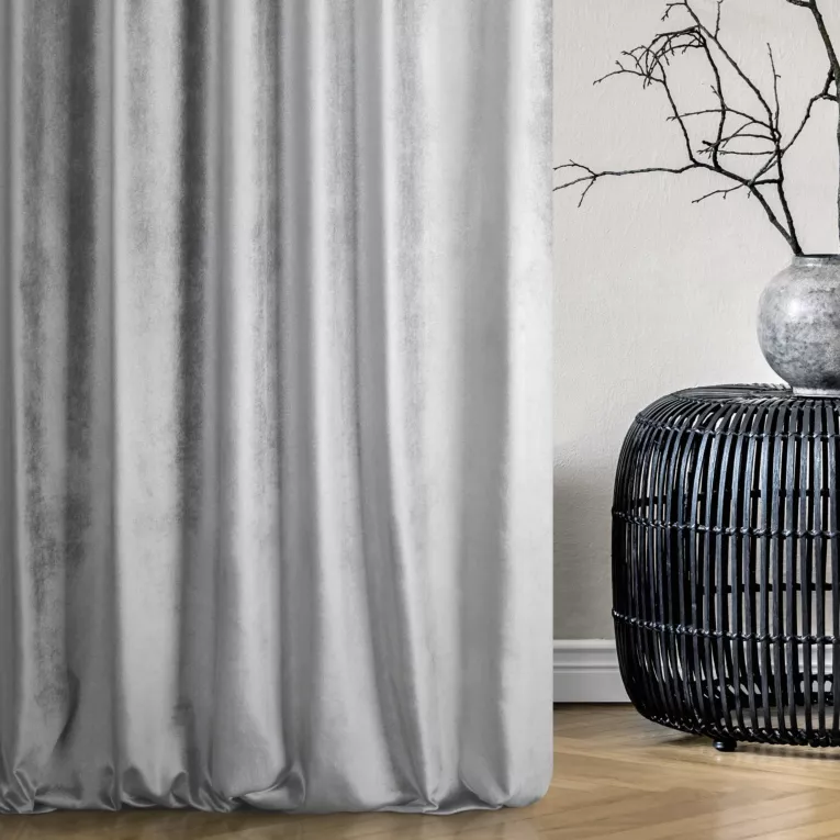 Zasłona szyta na taśmie 5 cm srebrna z welwetowej, miękkiej tkaniny, z połyskującym nadrukiem