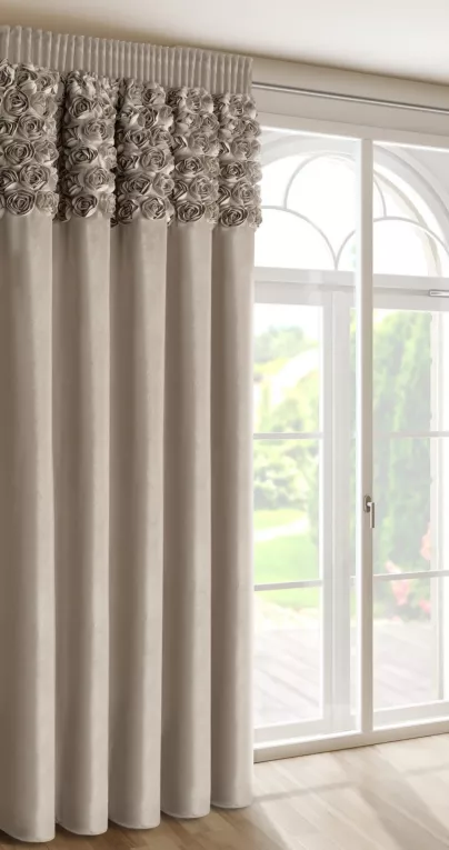 Zasłona ciemnobeżowa z welwetu zdobiona aplikacją 3D róż 140x270 cm taśma - ROSES Eva Minge