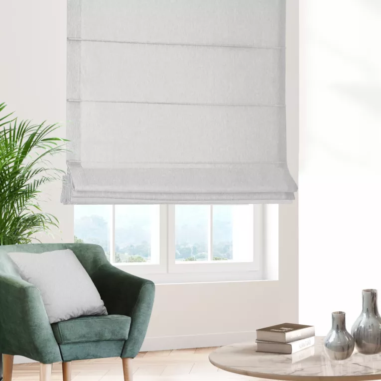 Roleta rzymska SHELBY jasnoszara z miękkiej tkaniny o naturalnym splocie i delikatnym połysku