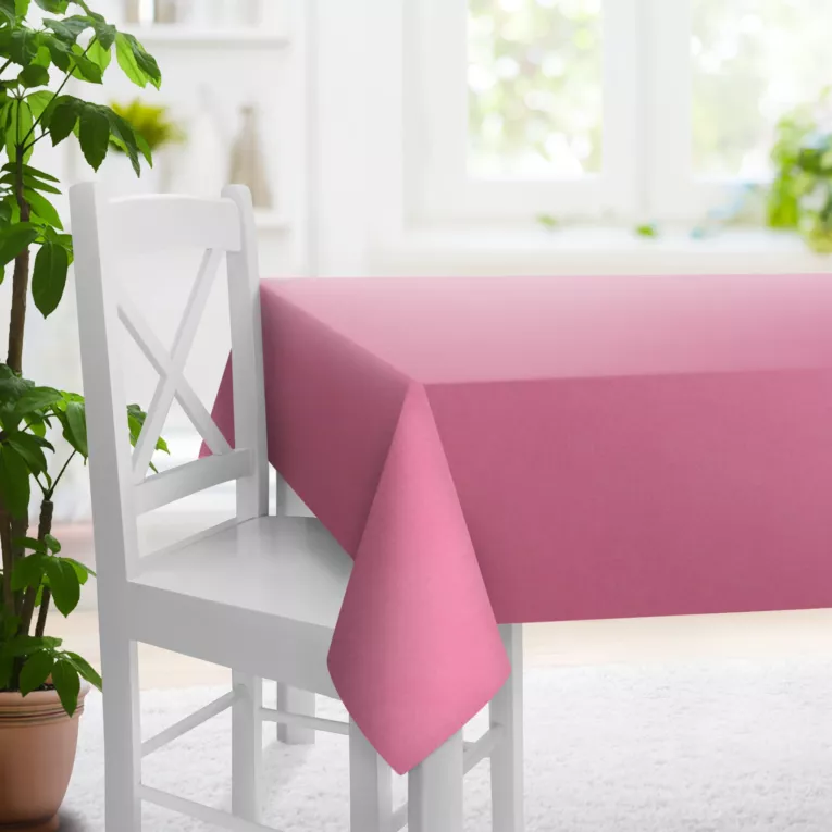 Obrus szyty różowy z gładkiej zaciemniającej tkaniny typu dimout