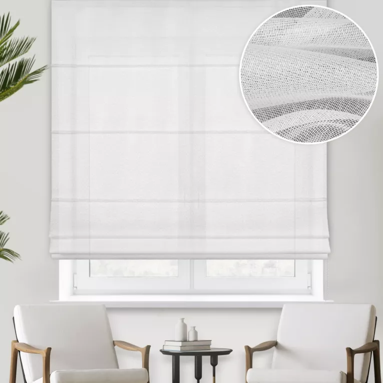 Roleta rzymska biała z gładkiej matowej markizety o gęstym splocie, wykończona obciążnikiem