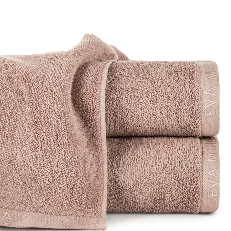 Ręcznik kąpielowy 50x90 cm bawełniany kolor pudrowy z haftowanym logiem Eva Minge 550 g/m2 VENUS