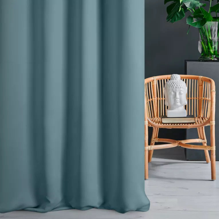 Zasłona szyta na taśmie 5 cm niebieska z gładkiej tkaniny typu blackout