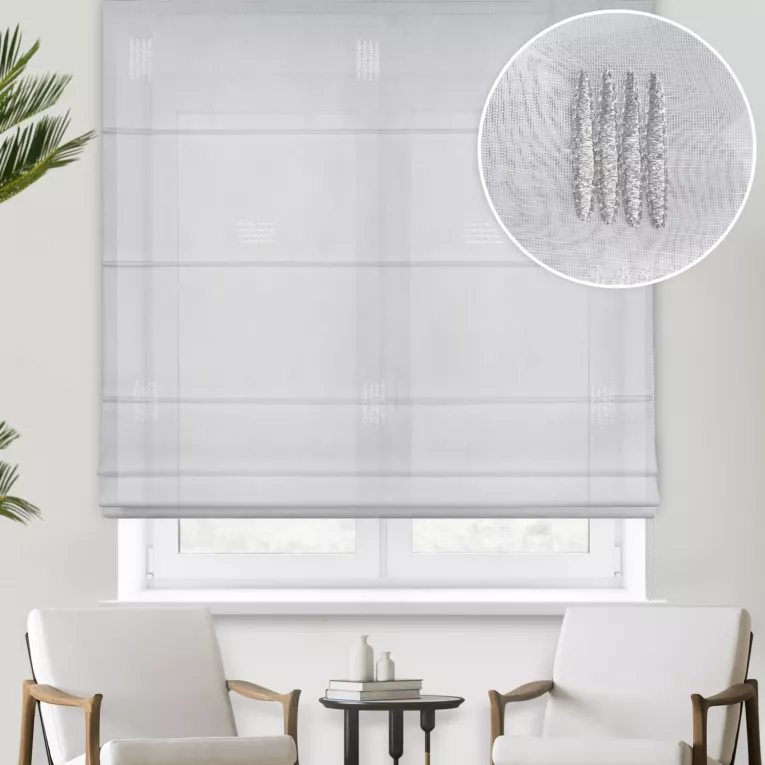 Roleta rzymska IVO biała z matowej tkaniny haftowanej w geometryczny wzór, wykończona obciążnikiem