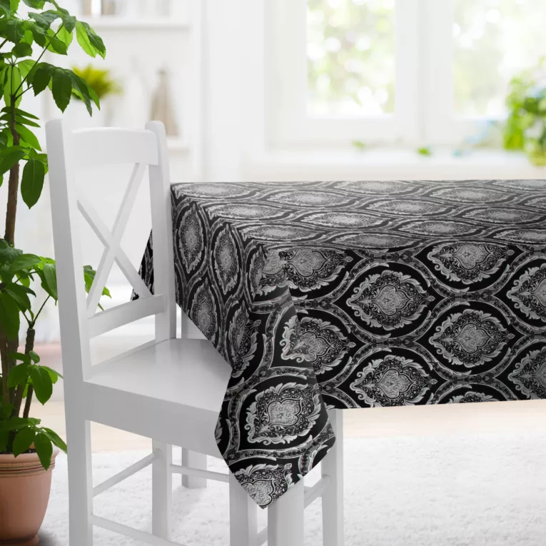Obrus szyty czarno srebrny z szenilowej tkaniny w klasyczny wzór ornamentowy przetykany błyszczącą nicią Italissima Eva Minge