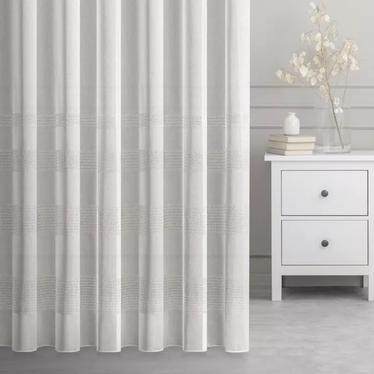 Firana szyta na taśmie 5 cm ALFREDA naturalna z miękkiej etaminowej tkaniny ozdobionej ażurowymi pasami