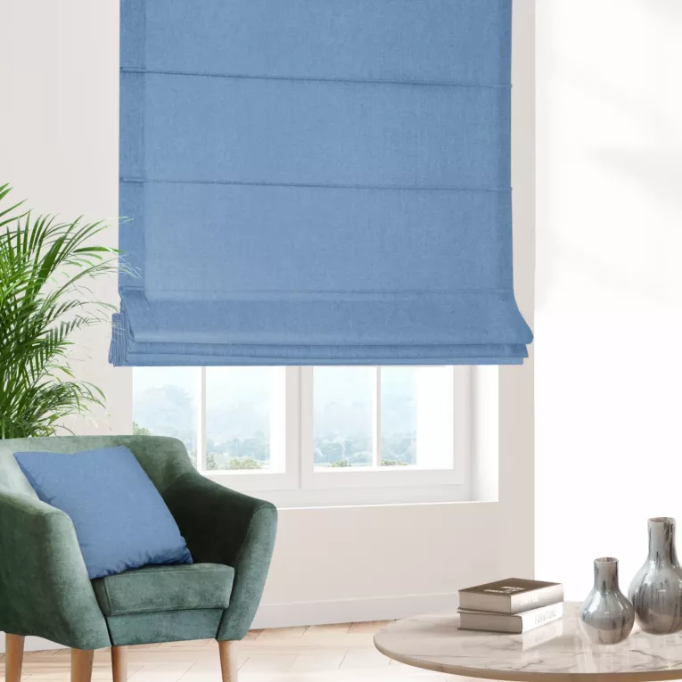 Roleta rzymska jasnoniebieska z miękkiej tkaniny o welurowej strukturze