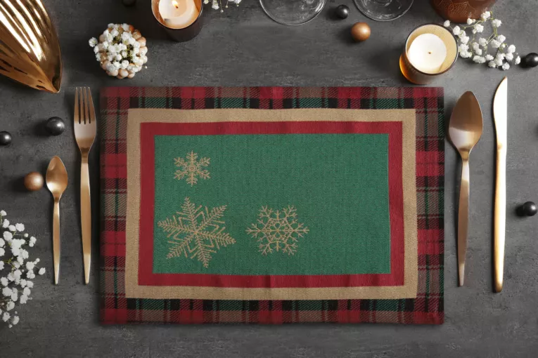 Podkładka na stół zielono, czerwona 35x45 cm gobelinowa STAR z motywem złotych śnieżynek i ozdobną kantą w kratę
