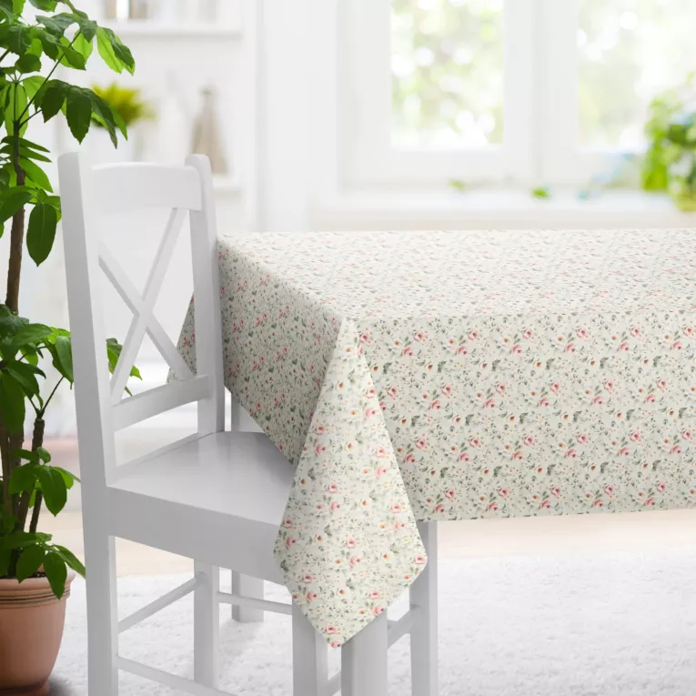 Obrus szyty beżowo różowy z tkaniny o naturalnym splocie z nadrukowanym kwiatowym wzorem