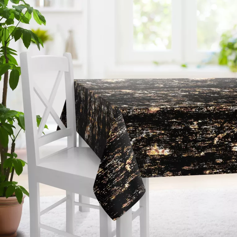Obrus szyty czarno złoty z tkaniny welwetowej z metalicznym nadrukiem