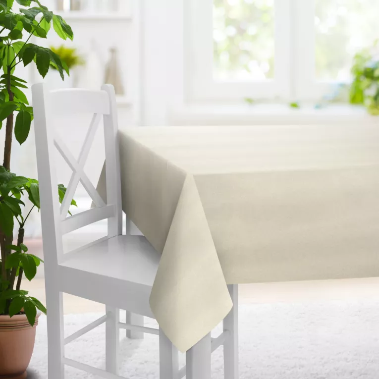 Obrus szyty kremowo złoty z gładkiej tkaniny przeplatanej błyszczącą lureksową nicią