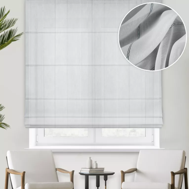 Roleta rzymska biało granatowa z miękkiej tkaniny o naturalnym splocie z pionowymi pasami, wykończona obciążnikiem