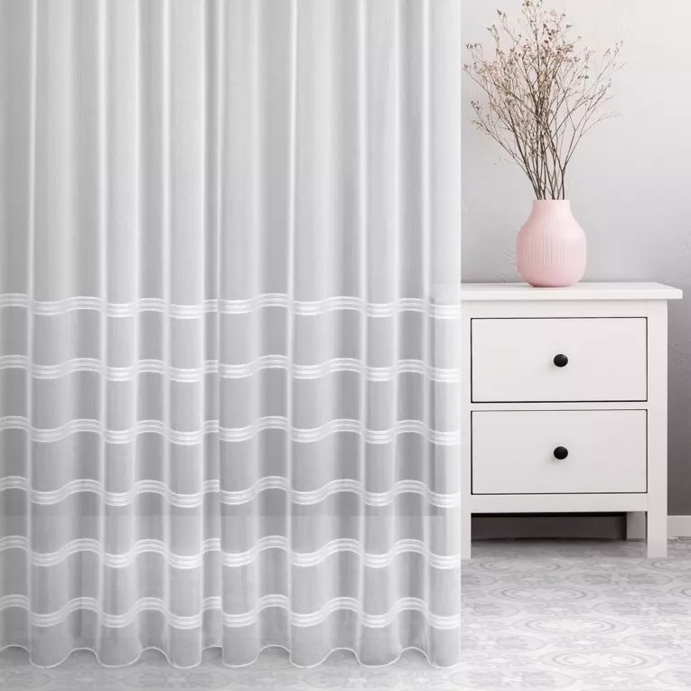 Firana szyta na taśmie 5 cm biało srebrna z delikatnej tkaniny zdobionej pasami lurex, wykończona obciążnikiem