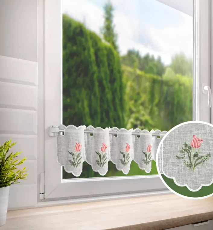 Tkanina firanowa zazdrostka z etaminy zdobiona subtelnym nadrukiem tulipanów