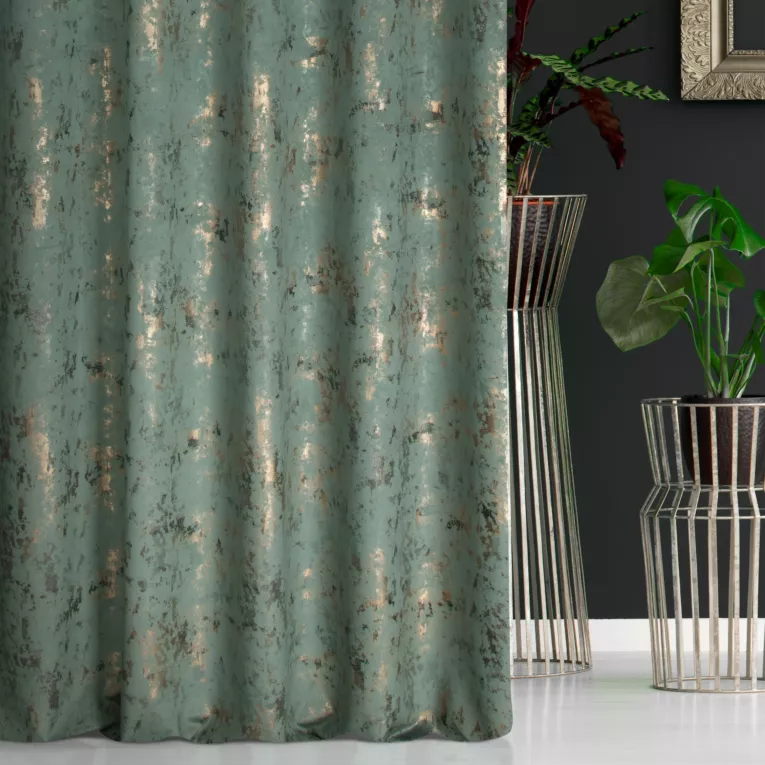 Zasłona szyta na flexach jasnozielono złota z grubej, matowej tkaniny welwetowej z połyskliwym nadrukiem Italissima Eva Minge