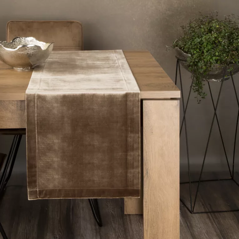 Bieżnik ROYAL 1 z gładkiego welwetu ciemnobeżowy