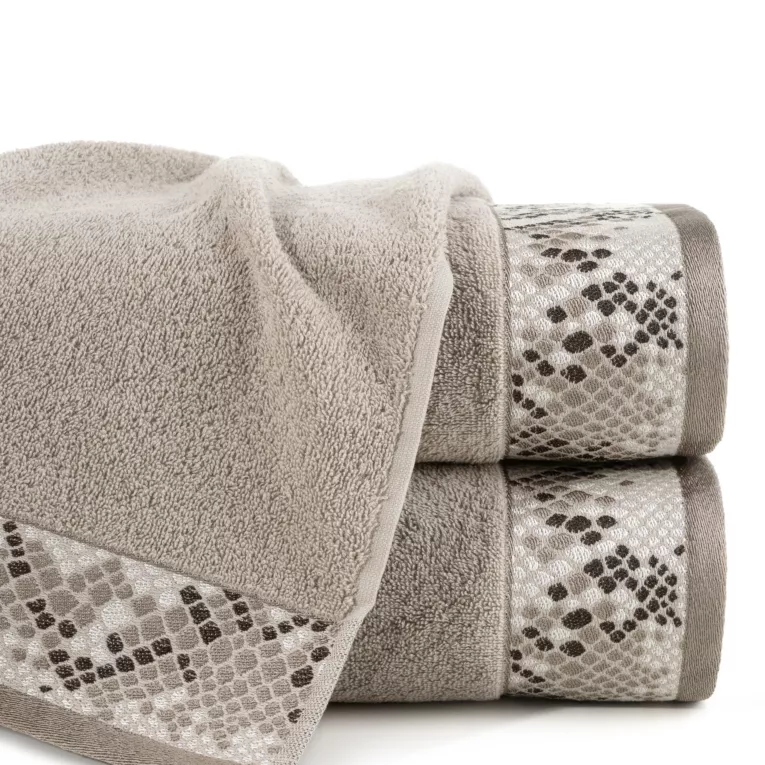 Ręcznik GISEL z żakardową bordiurą z motywem skóry węża