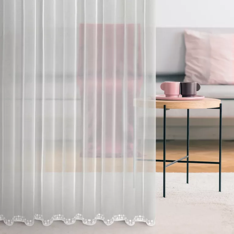 Tkanina firanowa, matowa siateczka wykończona delikatną aplikacją z motywem kwiatów