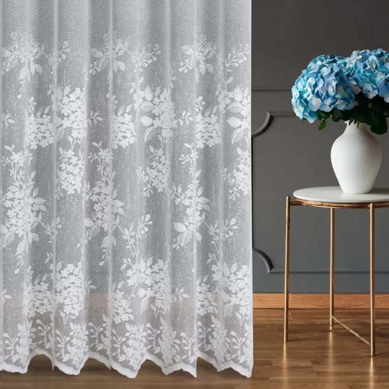 Firana szyta na taśmie 5 cm biała z tkaniny żakardowej zdobionej kwiatowym wzorem