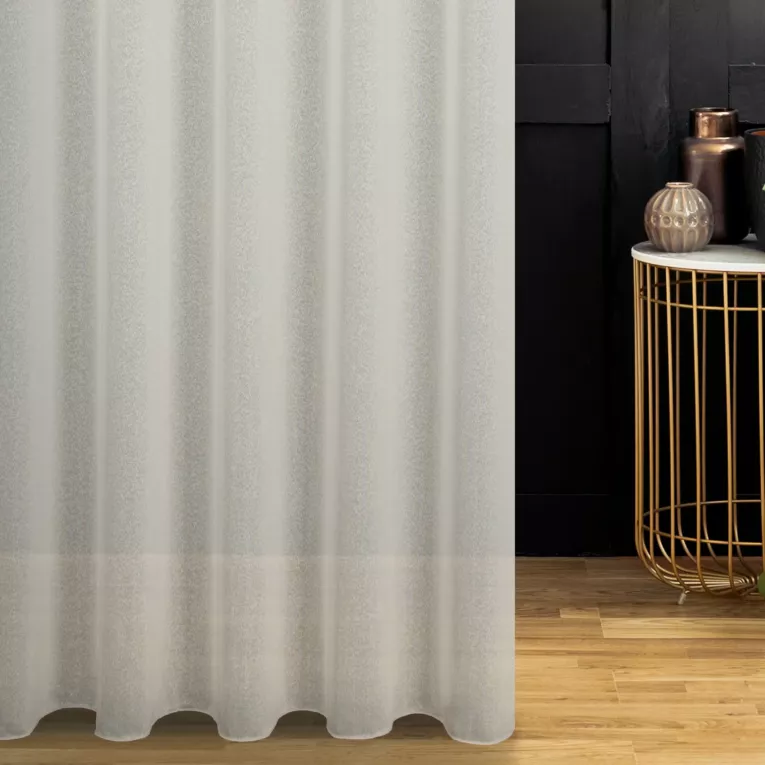 Firana szyta na taśmie fala kremowa z delikatnej połyskującej tkaniny o strukturze deszczyku wykończonej obciążnikiem