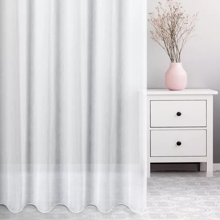 Firana szyta na taśmie 5 cm biała z delikatnej tkaniny typu batyst wykończonej obciążnikiem