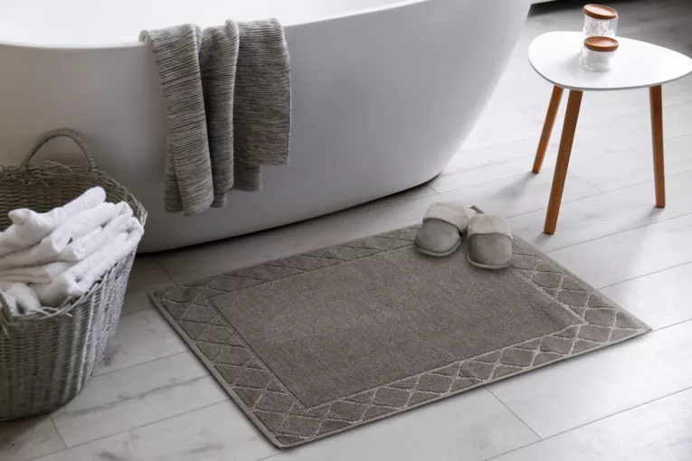 Dywanik łazienkowy MARTHA z bawełny, dobrze chłonący wodę z geometrycznym wzorem wykończony błyszczącą nicią
