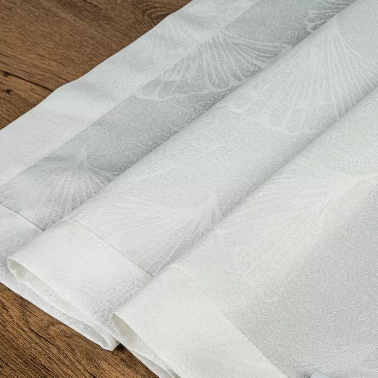 Bieżnik DORIS z żakardowym motywem liści miłorzębu i ozdobną kantą, plamoodporny