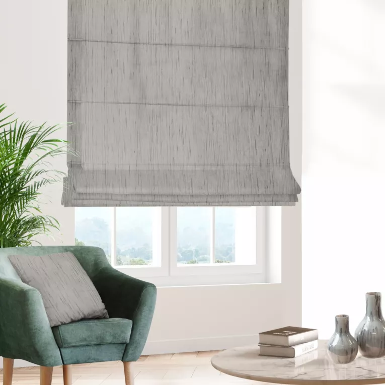 Roleta rzymska stalowa z tkaniny welwetowej w pionowe prążki, wykończona obciążnikiem