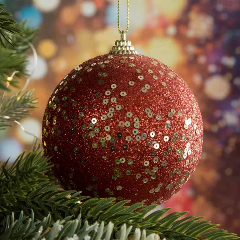 Bombka choinkowa obsypana lśniącym brokatem i cekinami