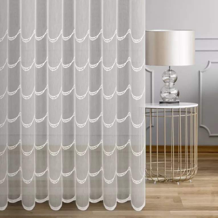 Firana szyta na taśmie 5 cm naturalna z matowej tkaniny ozdobiona eleganckim, ażurowym haftem