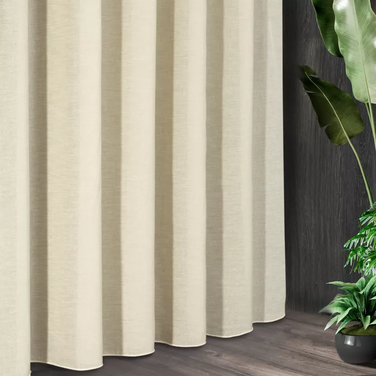 Tkanina firanowa etamina  o gęstym splocie z dodatkiem połyskującej nici zakończona szwem obciążającym