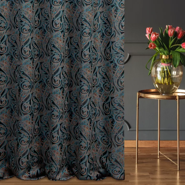 Zasłona szyta na taśmie 5 cm turkusowo miedziana z miękkiej w dotyku tkaniny, z fantazyjnym wzorem ornamentowym