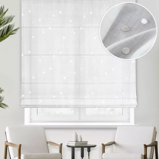 Roleta rzymska naturalno srebrna z matowej etaminy ozdobionej drobnym puchatym wzorem, wykończona obciążnikiem