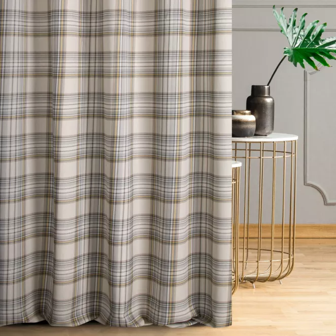 Zasłona szyta na taśmie 5 cm beżowo musztardowa z tkaniny z dodatkiem bawełny i nici metalicznej, o wzorze w kratę, zawiera 20% bawełny
