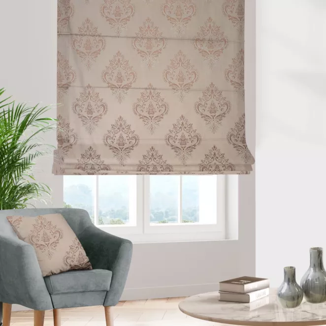 Roleta rzymska ciemnokremowa z miękkiej w dotyku tkaniny, z ornamentowym wzorem Pierre Cardin