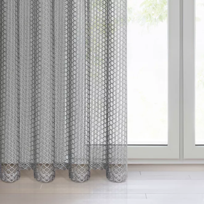 Firana srebrna o strukturze luźnej, geometrycznej siatki 140x250 cm przelotka AIDEN