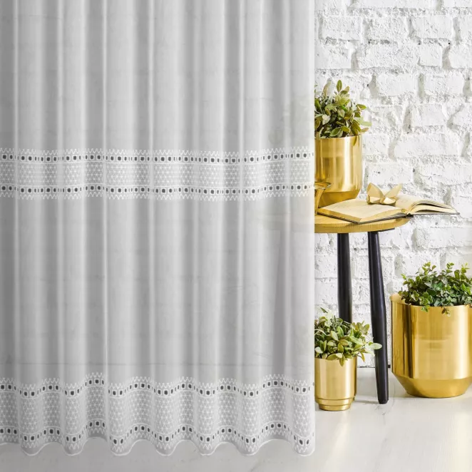 Firana szyta na taśmie 5 cm biała z matowej tkaniny ADEN zdobionej haftem w drobny geometryczny wzór