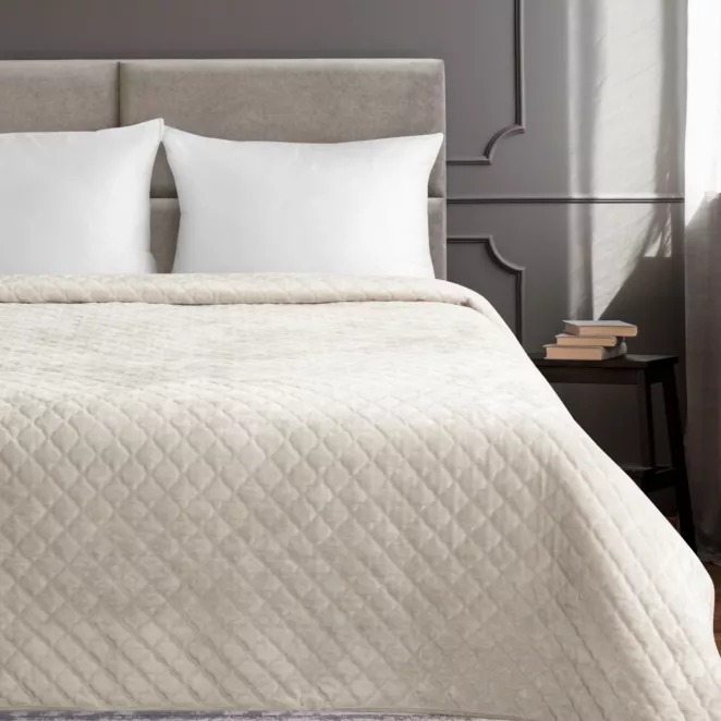 Narzuta welwetowa kremowa 170x210 cm zdobiona pikowaniem hot press w wzór przypominający arabeskę - kolekcja AMAROSA