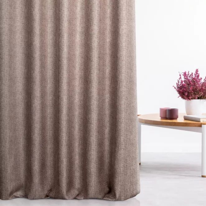 Zasłona szyta na taśmie 5 cm wrzosowa z tkaniny o wyraźnym splocie z efektem melanżu