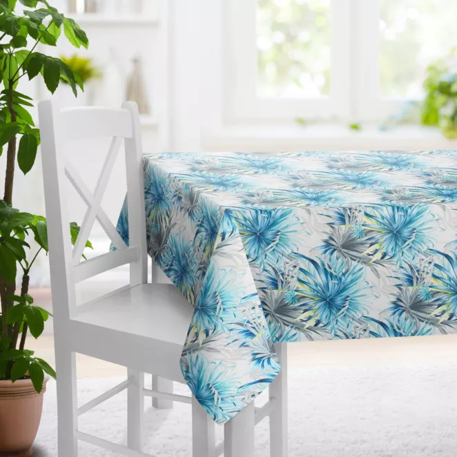 Obrus szyty KIMBERLY biało niebieski z miękkiej tkaniny typu blackout drukowanej w egzotyczne liście