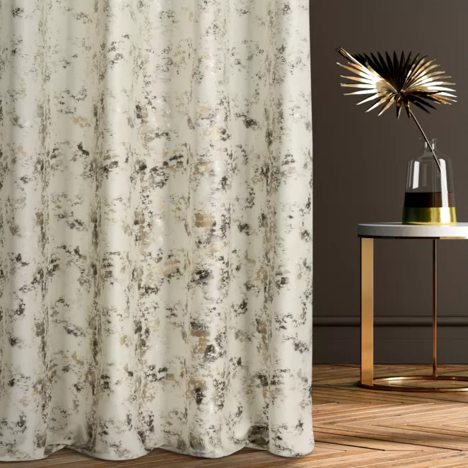 Zasłona szyta na taśmie 5 cm kremowo szampańska z welwetowej tkaniny z błyszczącym nadrukiem od dołu