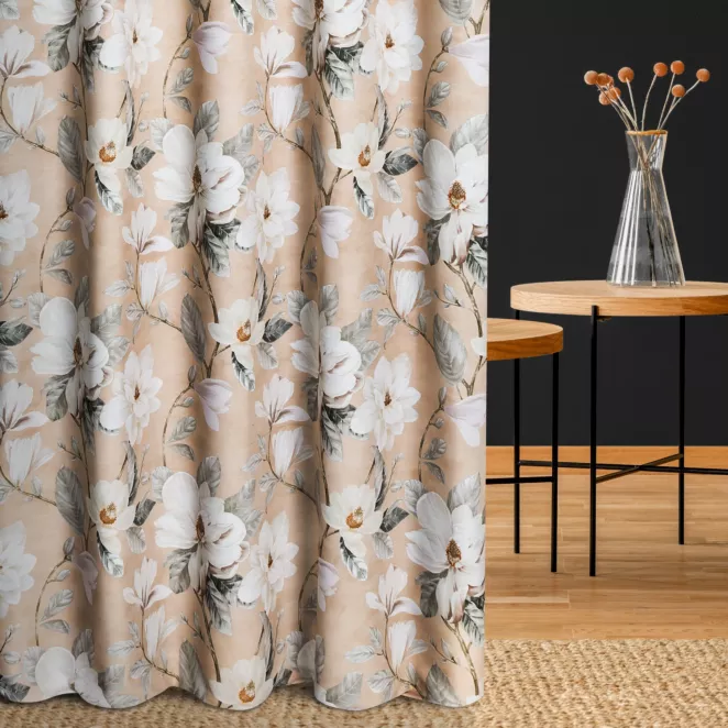 Zasłona szyta na taśmie 5 cm pudrowo różowo kremowa z tkaniny o płóciennym splocie z nadrukiem w magnolie