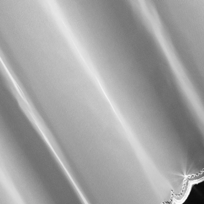 M173/6 Firana szyta na taśmie 5 cm biała z delikatnej, matowej tkaniny wykończona haftem i zdobiona kryształkami Italissima Eva Minge